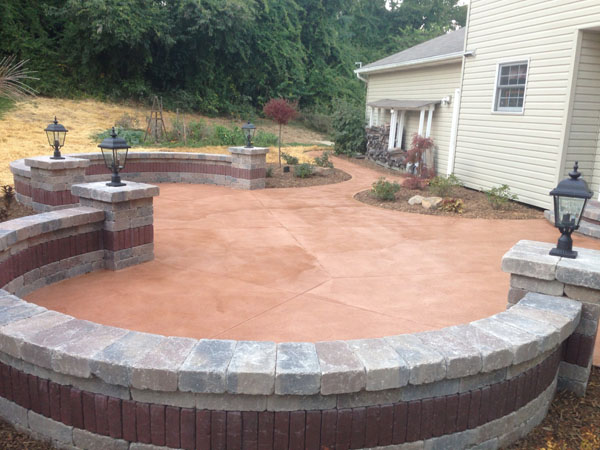 Circle Patio Finished with Seatwall and Pillars
